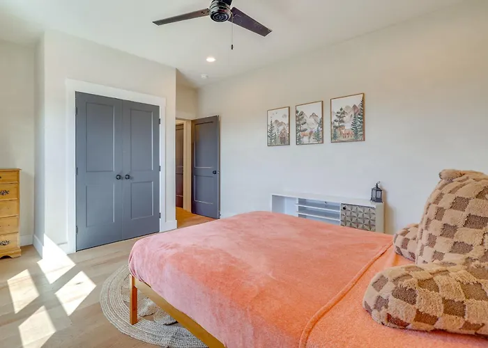 Nat'l Forest Access & Mtn Views: Family Holiday home *