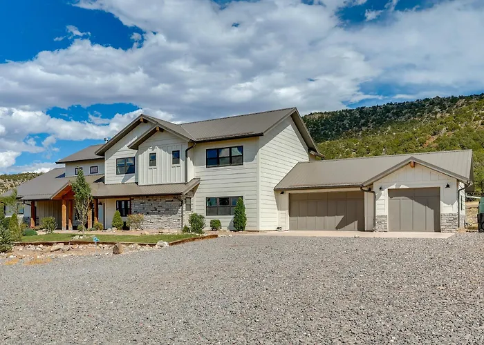 Nat'l Forest Access & Mtn Views: Family Holiday home *